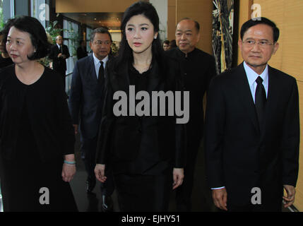 Yingluck Shinawatra zeigen Beileid in Singapur Botschaft Bangkok während des Todes von Lee Kuan Yew, Premierminister von Singapur, der am 23. März 2015 starb. (Foto von Vichan Poti / Pacific Press) Stockfoto