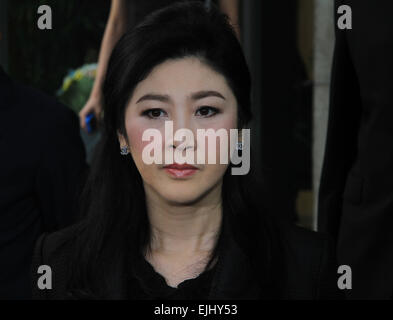 Yingluck Shinawatra zeigen Beileid in Singapur Botschaft Bangkok während des Todes von Lee Kuan Yew, Premierminister von Singapur, der am 23. März 2015 starb. (Foto von Vichan Poti / Pacific Press) Stockfoto