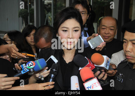 Yingluck Shinawatra zeigen Beileid in Singapur Botschaft Bangkok während des Todes von Lee Kuan Yew, Premierminister von Singapur, der am 23. März 2015 starb. (Foto von Vichan Poti / Pacific Press) Stockfoto