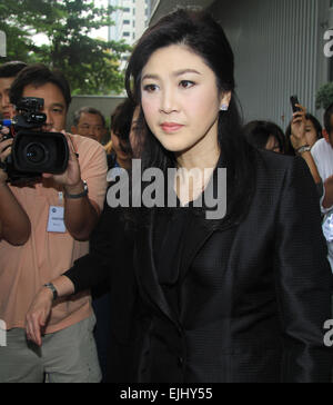 Yingluck Shinawatra zeigen Beileid in Singapur Botschaft Bangkok während des Todes von Lee Kuan Yew, Premierminister von Singapur, der am 23. März 2015 starb. (Foto von Vichan Poti / Pacific Press) Stockfoto