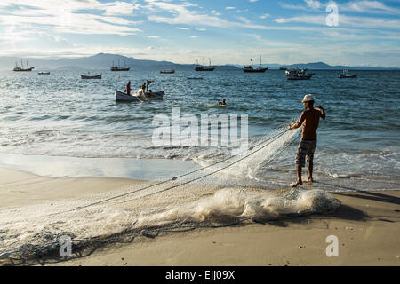 Fischer bei der Cachoeira Bom Jesus Beach. Florianopolis, Santa Catarina, Brasilien. Stockfoto