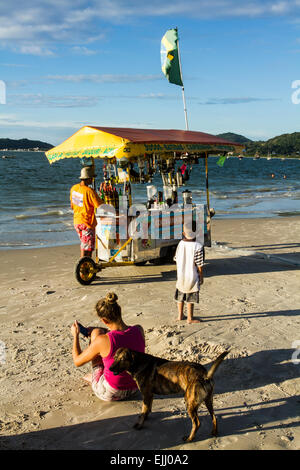 Strandverkäufer am Cachoeira do Bom Jesus Strand. Florianopolis, Santa Catarina, Brasilien. Stockfoto