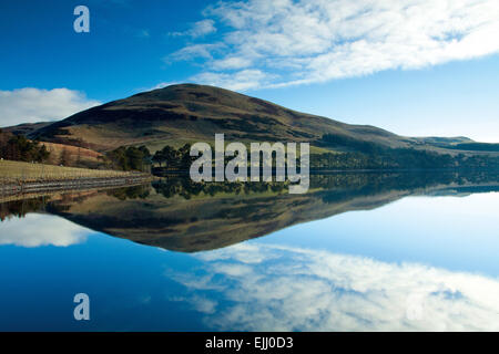 Glencorse Reservoir und Castlelaw, die Pentland Hills Regional Park, Lothian Stockfoto