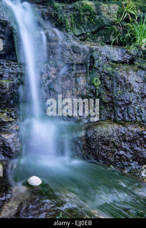 Detail der Wasserfall fließt auf Felsen Stockfoto