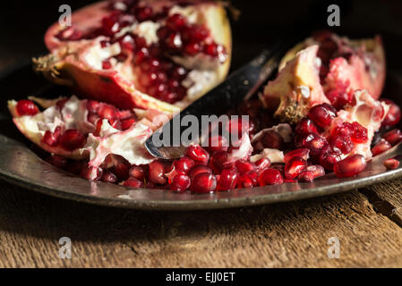 Stimmungsvolle Beleuchtung natürliche Bilder von frischen saftigen Granatapfel mit Vintage-Stil Stockfoto