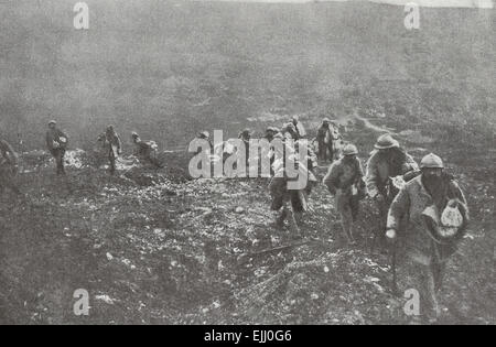 Rückkehr nach der Rückeroberung des toten Mannes Hill - Verdun, Frankreich 1916 Stockfoto