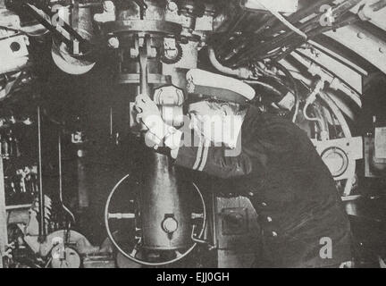 Ein ängstlich Augenblick auf eine britische u-Boot im ersten Weltkrieg, ca. 1917 Stockfoto