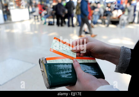 Brighton, Sussex UK - junge Frau mit Southern Rail Ticket Zug vom Bahnhof von Brighton nach London Stockfoto