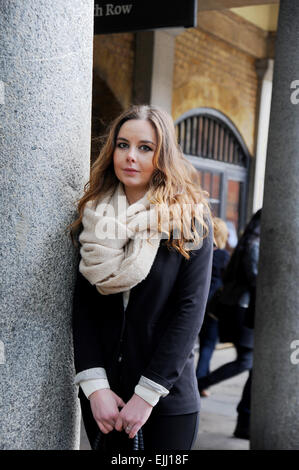 London England UK - junge Frau in ihren 20ern Einkaufen im Londoner Stadtteil Covent Garden Stockfoto