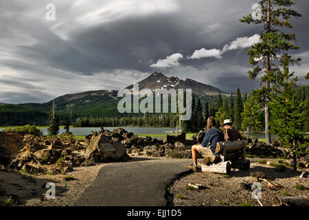 OREGON - Besucher am Funken See warten auf Sonnenuntergang über gebrochen oben in Deschutes National Forest in der Nähe von Bend. Stockfoto