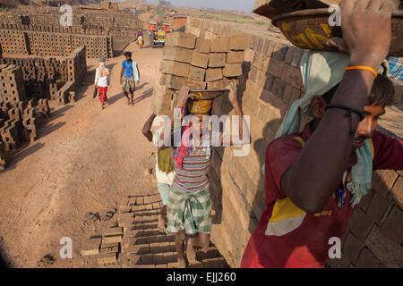 Arbeiter tragen Lasten von Ziegeln Stockfoto