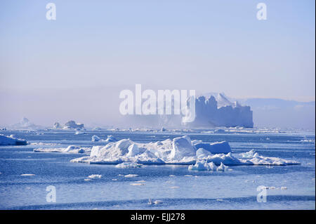 Ein riesiges, Schloss wie Eisberg, schwimmt in der Disko-Bucht. Diese Eisberge sind vom Jakobshavn Gletscher gekalbt. Stockfoto