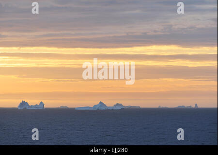 Schwebend in der Davis Straights, Grönlands Eisberge. Das Bild ist um Mitternacht aufgenommen und zeigt die Helligkeit des Sommers Stockfoto