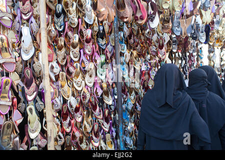 Muslimische Frauen in einem Schuhgeschäft in Hyderabad Stockfoto