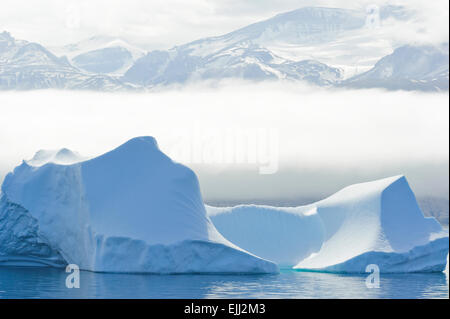 Ein großer Eisberg schwimmt direkt an der Küste in der Baffin Bay, Grönland. Stockfoto