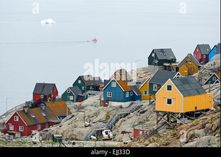 UUMMANNAQ, QAASUITSUP / Grönland - 15.Juni: bunte Häusern liegt auf einem felsigen Hügel in Uummannaq, Grönland auf der 15. Juni 2013 Stockfoto