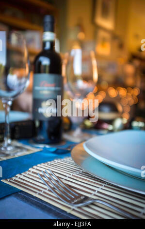 Einstellungen der festlich gedeckten Tafel zu Weihnachten Stockfoto