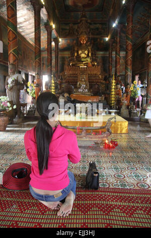 Eine buddhistische Anhänger gesehen Budda im Watt Phnom Tempel im Zentrum von Phnom Penh Gebete anzubieten. Bildnachweis: David Mbiyu / Alamy Live News Stockfoto