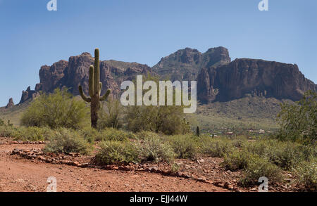Ansicht der Superstition Mountains von Apache Trail Stockfoto