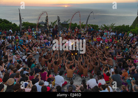 Touristen, die gerade Kecak-Tanz in Uluwatu Tempel, Insel Bali, Indonesien Stockfoto