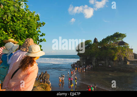 Touristen in Tanah Lot. Insel Bali, Indonesien Stockfoto