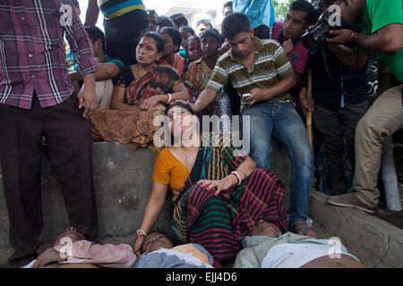 Narayangonj, Bangladesch. 27. März 2015. Verwandten sind C Forschungsarbeiten in der Nähe von Leiche, die starben bei einer Massenpanik während der "Astami Snan", das Hindu heilige Bad im alten Brahmaputra Fluss. Mindestens 10 Personen starben, darunter sieben Frauen in einer Massenpanik während der "Astami Snan", das Hindu heilige Bad im alten Brahmaputra River, an der Langalbandh, Narayanganj Bezirk in Bangladesch Credit: Zakir Hossain Chowdhury Zakir/Alamy Live-Nachrichten Stockfoto