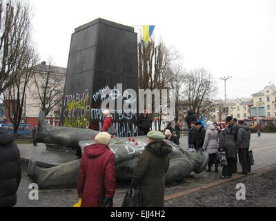 große Bronze-Denkmal Lenin den Führer des sowjetischen Kommunismus in Tschernigow geworfen Stockfoto