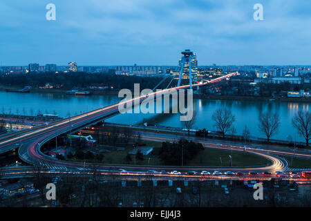 UFO-Brücke in Bratislava während der blauen Stunde. Stockfoto