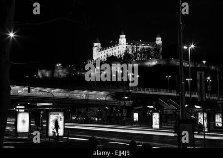 UFO-Brücke in Bratislava während der Stunden der Finsternis. Stockfoto