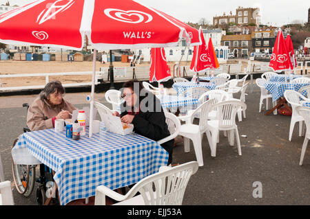 Aktive alte Dame in Ihren 90er Jahren essen Fisch & Chips mit ihrer Tochter auf Broadstairs Harbour Jetty. MODEL RELEASED. Stockfoto