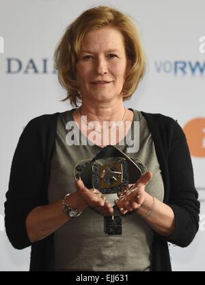 Marl, Deutschland. 27. März 2015. Schauspielerin Suzanne von Borsody mit ihrem Award in der Kategorie "Fiktion" für den Film "Maennertreu" bei den Grimme-Awards in Marl, Deutschland, 27. März 2015. Foto: HENNING KAISER/Dpa/Alamy Live News Stockfoto