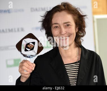 Marl, Deutschland. 27. März 2015. Direktorin Hermine Huntgeburth mit ihrem Award in der Kategorie "Fiktion" für den Film "Maennertreu" bei den Grimme-Awards in Marl, Deutschland, 27. März 2015. Foto: HENNING KAISER/Dpa/Alamy Live News Stockfoto