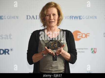 Marl, Deutschland. 27. März 2015. Schauspielerin Suzanne von Borsody mit ihrem Award in der Kategorie "Fiktion" für den Film "Maennertreu" bei den Grimme-Awards in Marl, Deutschland, 27. März 2015. Foto: HENNING KAISER/Dpa/Alamy Live News Stockfoto