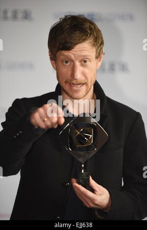 Marl, Deutschland. 27. März 2015. Schauspieler Maxim Mehmet mit seinem Award in der Kategorie "Fiktion" für den Film "Maennertreu" bei den Grimme-Awards in Marl, Deutschland, 27. März 2015. Foto: HENNING KAISER/Dpa/Alamy Live News Stockfoto