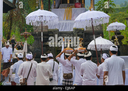 Pilger an Mutter Tempel von Besakih, der wichtigste, größte und heiligste Tempel der Hindu-Religion in Bali, Indonesien Stockfoto