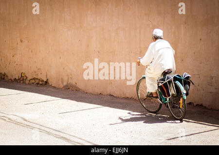 Berber Mann Radfahren in Taroudant. Stockfoto