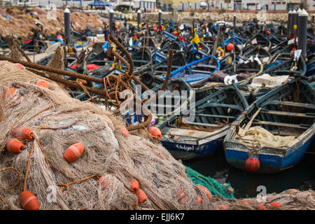 Fischernetze stapelten sich qualitativ im Hafen von Agadir. Stockfoto