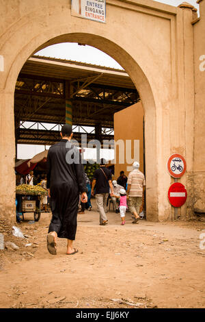 Die Einheimischen in den Souk in Agadir. Stockfoto