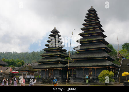 Touristen an Mutter Tempel von Besakih, der wichtigste, größte und heiligste Tempel der Hindu-Religion in Bali, Indonesien Stockfoto