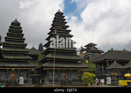 Touristen an Mutter Tempel von Besakih, der wichtigste, größte und heiligste Tempel der Hindu-Religion in Bali, Indonesien Stockfoto
