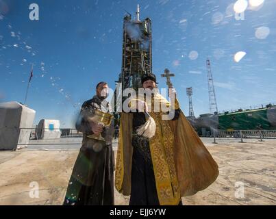 Baikonur, Kasachstan. 26. März 2015. Ein russisch-orthodoxer Priester segnet die Sojus-Rakete und Medien auf der Startrampe in Baikonur Kosmodrom 26. März 2015 in Kasachstan. Start ist für den 28. März geplant und werden weiter ein Jahr lang Mission an Bord der internationalen Raumstation ISS Expedition 43 Crew. Bildnachweis: Planetpix/Alamy Live-Nachrichten Stockfoto