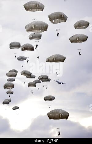 US Army Airborne Fallschirmjäger springen einen Angriff gezwungen Eintrag Fallschirm auf Malemute Drop-Zone auf der gemeinsamen Basis Elmendorf-Richardson 18. März 2015 in Alaska. Stockfoto