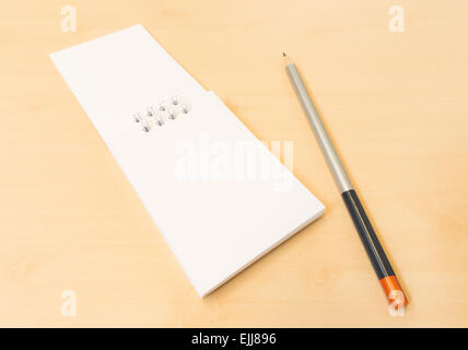 Weiße Notebook mit grauen Bleistift platziert Holztisch Stockfoto