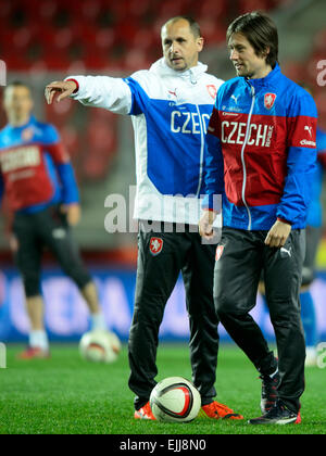 Zdenek Svoboda, links, Assistentin der Trainer der Tschechischen Fußballnationalmannschaft, spricht mit Kapitän Tomas Rosicky während des Trainings vor der Qualifikation entsprechen Tschechien Vs Lettland für die Europameisterschaft in Prag, Tschechische Republik, 27. März 2015. (Foto/Michal Kamaryt CTK) Stockfoto