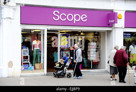 Worthing England UK - Bereich Charity-Shop in Worthing Stockfoto