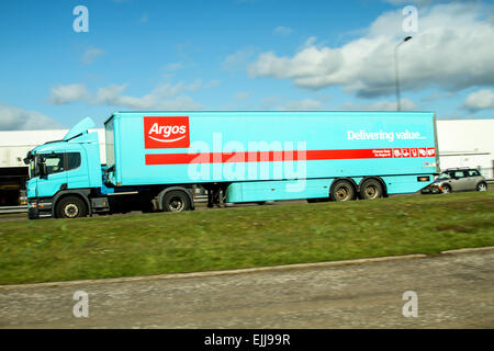 Schwenken mit hinteren Sync-Blitz ein ARGOS artikuliert LKW Reisen entlang der Kingsway Schnellstraße in Dundee, Großbritannien Stockfoto