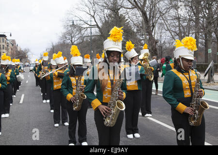 High School marschierendes Band führt an der St. Patricks Day Parade in Park Slope, Brooklyn, NY. Stockfoto