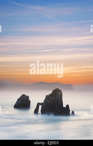Felsen in San Juan de Gaztelugatxe bei Sonnenuntergang Stockfoto