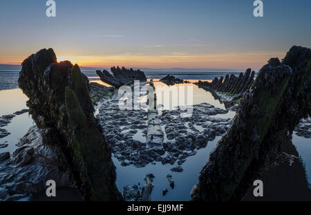 Wrack der SS Nornen bei Sonnenuntergang am Berrow Sandstrand in der Nähe von Burnham auf Meer, North Somerset, England, UK Stockfoto