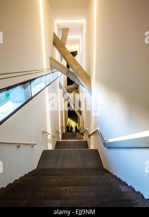 Die lange und steile zentrale Treppe im Inneren des jüdischen Museums in Berlin, Deutschland. Themen der zufällige Chaos sind in den Toppl impliziert. Stockfoto